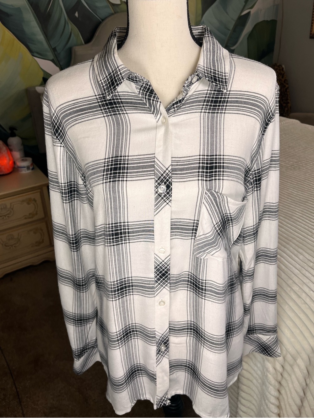 Max & Mia Black & White Plaid Button-Up Shirt 100% Rayon Soft Size Large